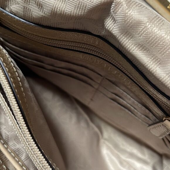 MICHAEL KORS PATENT SLOAN BAG BEIGE - Picture 13 of 14